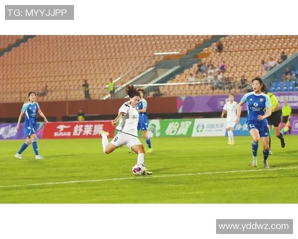 足球明星精彩瞬间射门瞬间定格展现力量与技巧的完美结合